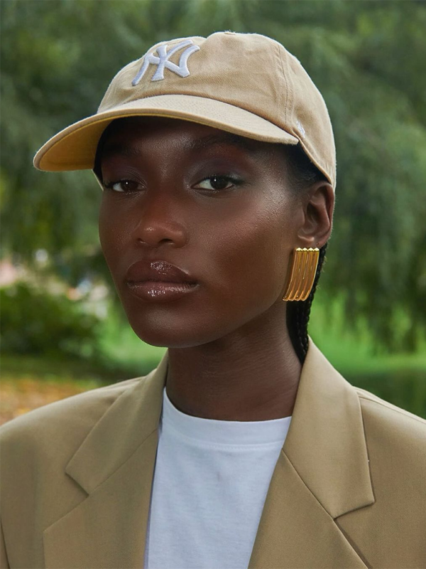 Simple gold striped earrings model