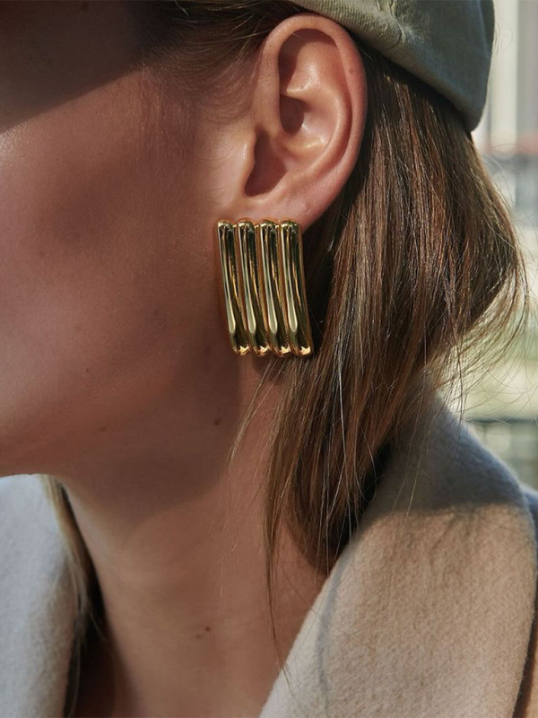 Simple gold striped earrings model details